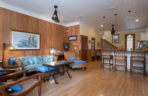 Cedar Key House | Bridges Cottage - Vintage in Heart of Cedar Key!