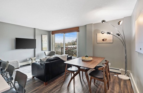 Sunnyside Condo | Bridgeview #2- 2BR condo with free parking