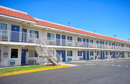 Raisin Hotel | Bridgeview Hotel