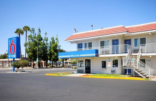 Raisin Hotel | Bridgeview Hotel