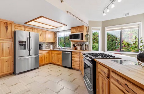 Gresham Apartment | Bridging the Gorge & City: Your Cozy Home!