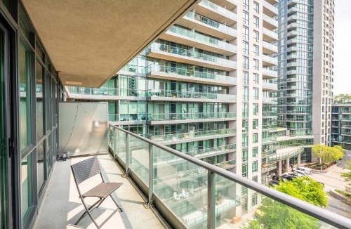 Fort York Apartment | Bright 1 Bedroom & Den Condo Downtown Toronto