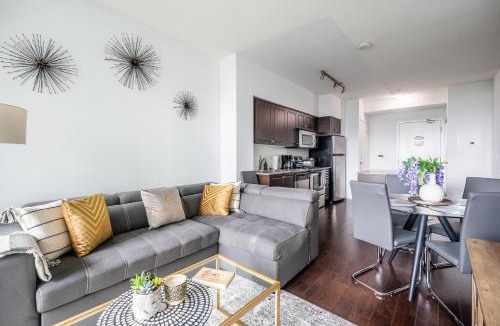 Fort York Apartment | Bright 1 Bedroom & Den Condo Downtown Toronto