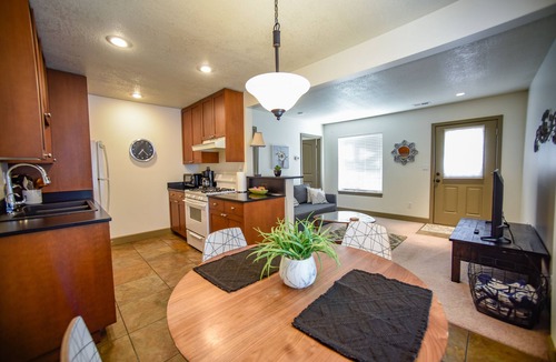 Grandview House | Bright 1 BR with Full Kitchen and Huge Yard
