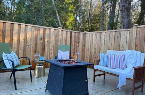 Saanichton House | Bright 2 Bed 2 Bath with Spa-like Ensuite & HotTub