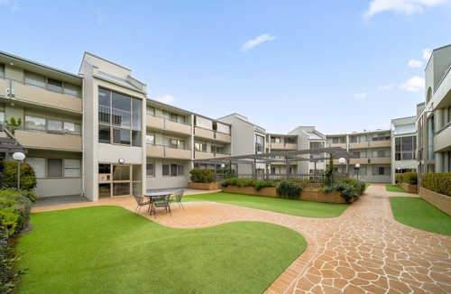 Manuka Apartment | Bright 2-Bed with Private Balcony by Telopea Park