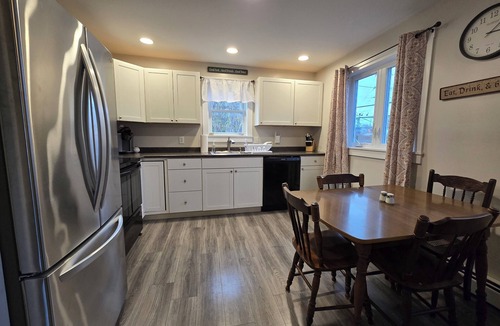 Thomaston House | Bright 2-Bedroom Apartment Near Downtown Thomaston