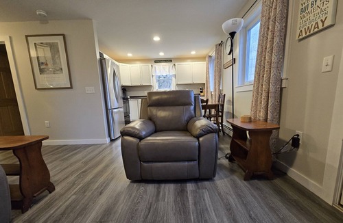 Thomaston House | Bright 2-Bedroom Apartment Near Downtown Thomaston