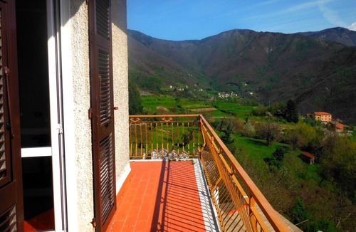 Borzonasca House | Bright 2 bedroom countryside villa between Portofino and the Cinque Terre