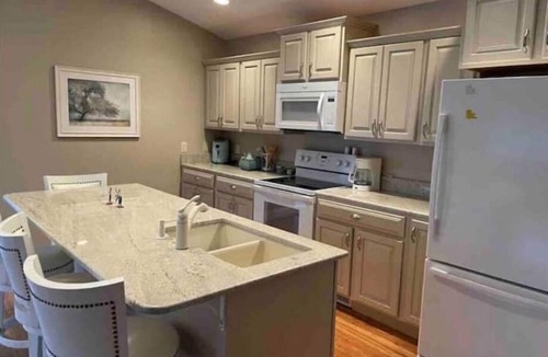 Scio House | Bright 2-bedroom lake view home