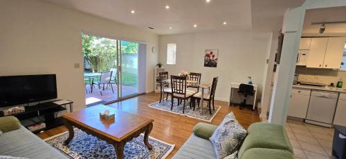Ambleside Apartment | Bright 2 BR, Great Location