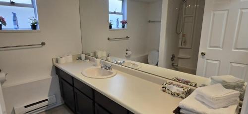 Ambleside Apartment | Bright 2 BR, Great Location
