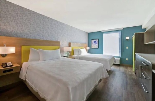 West Palm Beach Hotel | Bright 2 Queen Studio w/Kitchenette, Pool & Shuttle, 0.8mi to PBI