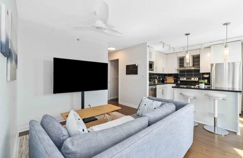 Crosstown Apartment | Bright 2BD Condo, Rogers Arena