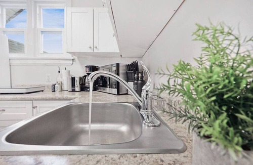 Durham Region Apartment | Bright 2BR Apt Near Downtown & Beach | Free Parking