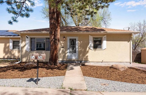 Broadmoor House | Bright 2BR Broadmoor Basecamp | King Bed