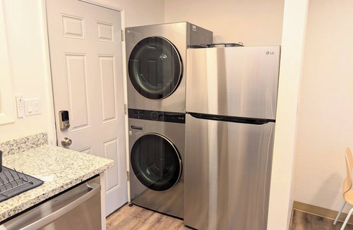 Corvallis House | Bright 2BR, Cal King Bed, 15 Min walk to OSU