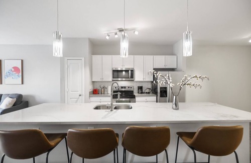 St. Edwards Apartment | Bright 2BR Flat w/Balcony + Pool | Walk to SoCo