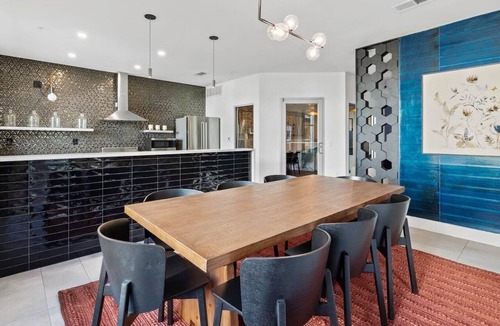 St. Edwards Apartment | Bright 2BR Flat w/Balcony + Pool | Walk to SoCo