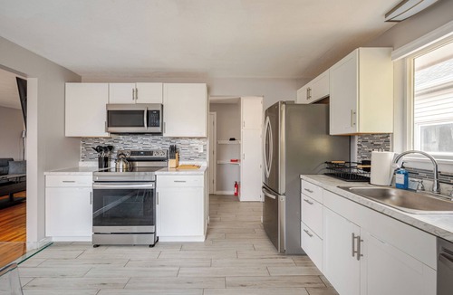 Loveland Apartment | Bright 2BR Home Base AC Washer Minutes to Lake & Trails