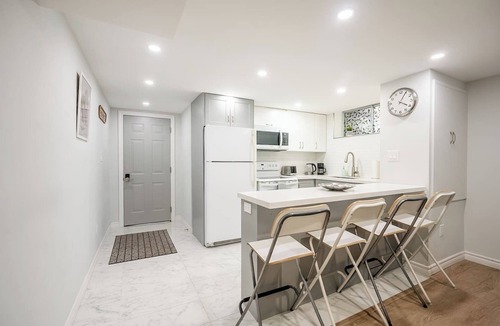Bathurst Manor House | Bright 2BR Lower Level Sleeps 4 Private Entry