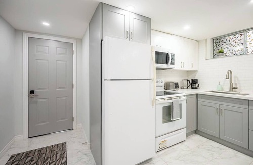 Bathurst Manor House | Bright 2BR Lower Level Sleeps 4 Private Entry