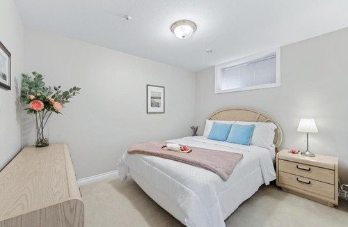Dunbar Villa | Bright 2BR Lower Suite for 6, Vancouver, Near UBC, Beach & Downtown