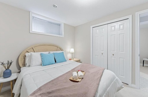Dunbar Villa | Bright 2BR Lower Suite for 6, Vancouver, Near UBC, Beach & Downtown