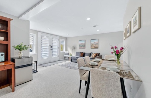 Dunbar Villa | Bright 2BR Lower Suite for 6, Vancouver, Near UBC, Beach & Downtown