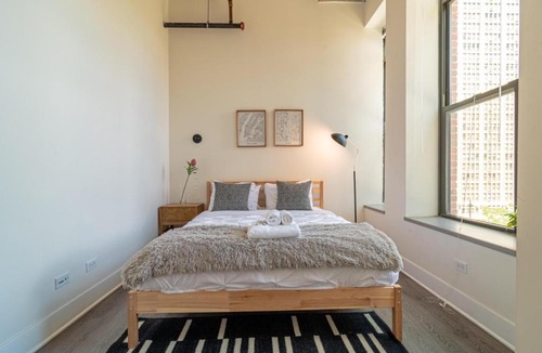 Near South Side Apartment | Bright 2BR Luxury Corner Suite with Optional Parking Sleeps 6 guests Near McCormick Place and Soldier Field