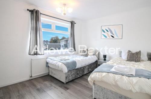 Basildon House | Bright 2BR Terrace in Basildon, Garden and Amenities