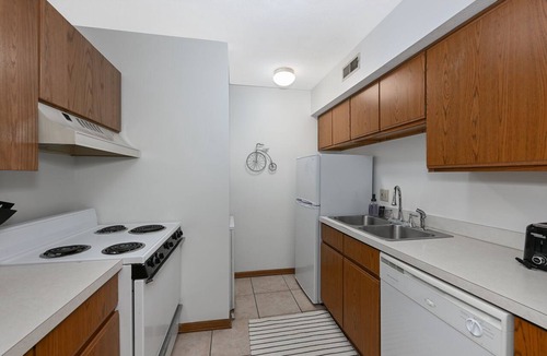 Akron Apartment | Bright 2BR Walk to Summa Near Akron Hospitals & UA