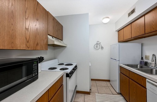 Akron Apartment | Bright 2BR Walk to Summa Near Akron Hospitals & UA