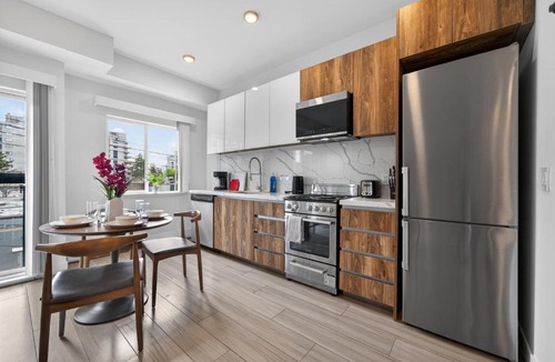 Downtown Vancouver Apartment | Bright 2BR West End Apartment Close to Beaches