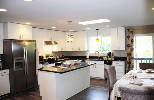 Mountlake Terrace House | Bright 3-bedroom house with full kitchen, fenced yard and sports court