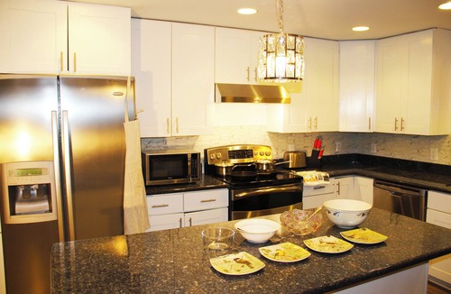 Mountlake Terrace House | Bright 3-bedroom house with full kitchen, fenced yard and sports court