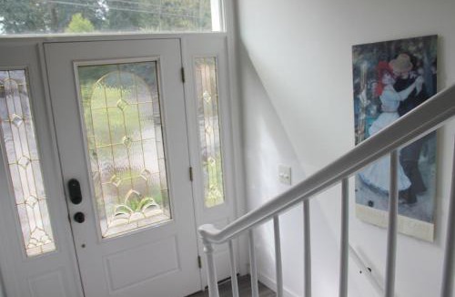 Mountlake Terrace House | Bright 3 bedroom home with full kitchen, fenced backyard, sports court and free parking