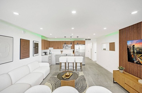 Mid Beach Apartment | Bright 3BR 3BA Condo with Stunning Bay Views in Oceanfront Complex 820
