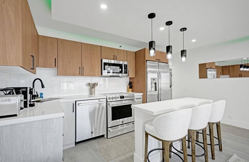 Mid Beach Apartment | Bright 3BR 3BA Condo with Stunning Bay Views in Oceanfront Complex 820
