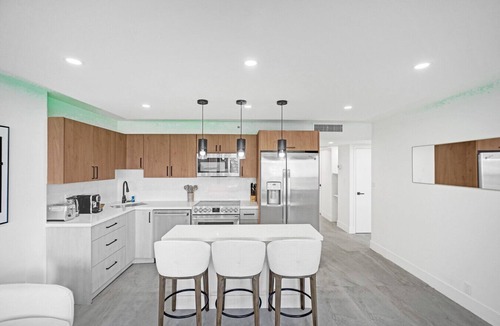 Mid Beach Apartment | Bright 3BR 3BA Condo with Stunning Bay Views in Oceanfront Complex 820