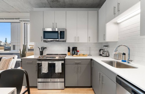 River North Hotel | Bright 3BR Stylish Apartment Near North Ave Shops