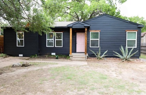 Irving House | Bright 3BR w/Fire Pit | Near Convention Center