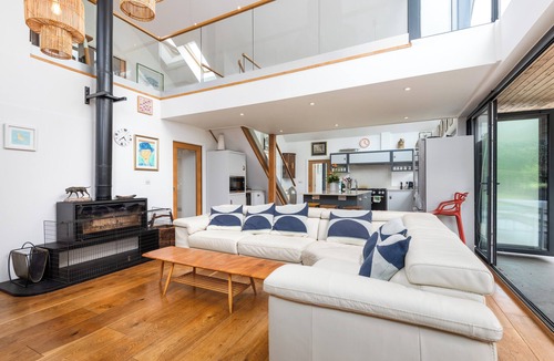 Fordwich Villa | Bright 4 bed 4 bath Villa in historic Canterbury surrounded by Magnolia trees
