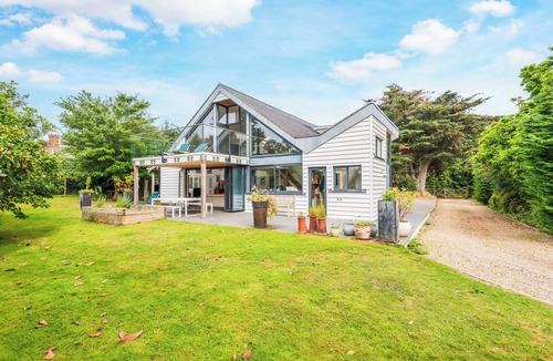 Fordwich Villa | Bright 4 bed 4 bath Villa in historic Canterbury surrounded by Magnolia trees