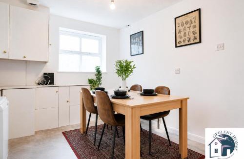 Reading Apartment | Bright 4-Bed Detached Property - Work & Team Ready - Reading Central