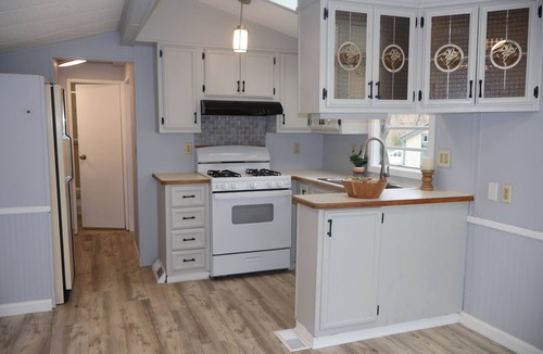 Preston House | Bright 4-bedroom bungalow with AC - with in Strawberry Park Resort Campground