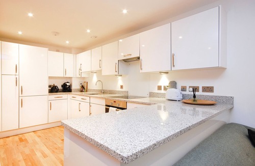 Weavers Apartment | Bright 4 bedroom duplex sleeps 8, w/patio off Columbia Road in Shoreditch!