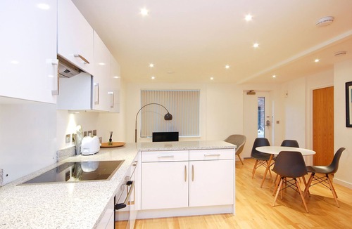 Weavers Apartment | Bright 4 bedroom duplex sleeps 8, w/patio off Columbia Road in Shoreditch!