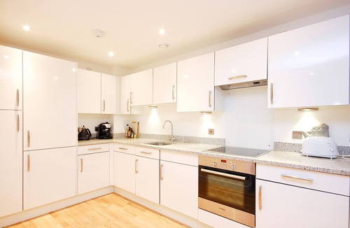 Weavers Apartment | Bright 4 bedroom duplex sleeps 8, w/patio off Columbia Road in Shoreditch!