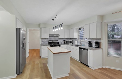 Gahanna House | Bright 5BR Family Home -Near Airport, New Albany & Easy Commute